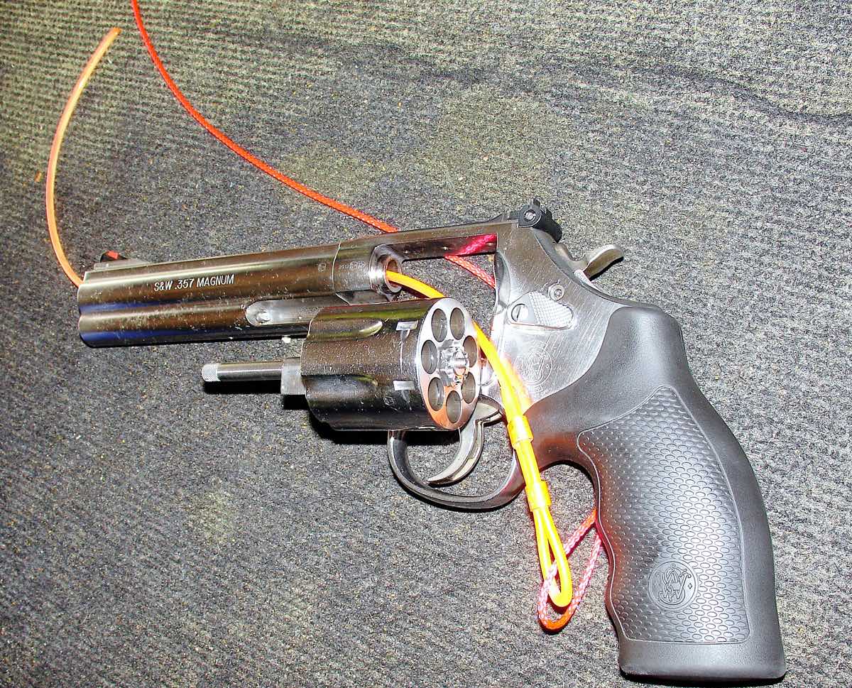 Pistolet Avec Le Drapeau De Sécurité D'infraction Photo stock éditorial -  Image du tireurs, pratique: 47467813
